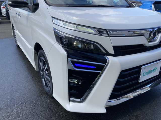 トヨタ ヴォクシー ZS 煌Ⅱ 静岡県 2020(令2)年 1.1万km ホワイトパールクリスタルシャイン セーフティセンス/純正9型SDナビ（NSZT-Y68T）/   AM FM CD DVD Bluetooth SD SDREC/フルセグTV/バックカメラ/ETC/純正12.1型後席ディスプレイ/両側パワースライドドア/クルーズコントロール/前後クリアランスソナー/LEDヘッドライト/ウォークスルー/リアロールサンシェード/純正フロアマット/純正アルミホイール/スマートキー×2本/ドライブレコーダー