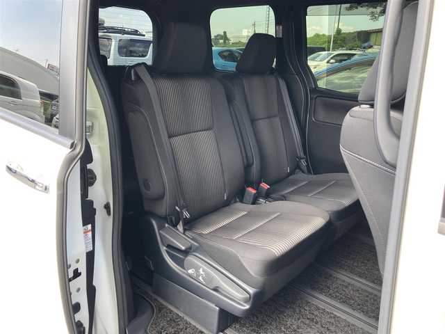 トヨタ ヴォクシー ZS 煌Ⅱ 静岡県 2020(令2)年 1.1万km ホワイトパールクリスタルシャイン セーフティセンス/純正9型SDナビ（NSZT-Y68T）/   AM FM CD DVD Bluetooth SD SDREC/フルセグTV/バックカメラ/ETC/純正12.1型後席ディスプレイ/両側パワースライドドア/クルーズコントロール/前後クリアランスソナー/LEDヘッドライト/ウォークスルー/リアロールサンシェード/純正フロアマット/純正アルミホイール/スマートキー×2本/ドライブレコーダー