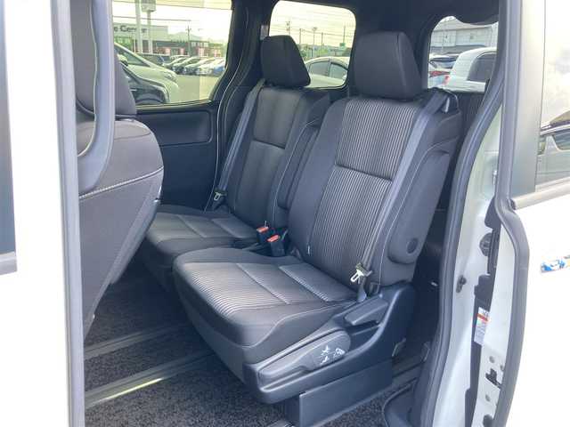 トヨタ ヴォクシー ZS 煌Ⅱ 静岡県 2020(令2)年 1.1万km ホワイトパールクリスタルシャイン セーフティセンス/純正9型SDナビ（NSZT-Y68T）/   AM FM CD DVD Bluetooth SD SDREC/フルセグTV/バックカメラ/ETC/純正12.1型後席ディスプレイ/両側パワースライドドア/クルーズコントロール/前後クリアランスソナー/LEDヘッドライト/ウォークスルー/リアロールサンシェード/純正フロアマット/純正アルミホイール/スマートキー×2本/ドライブレコーダー