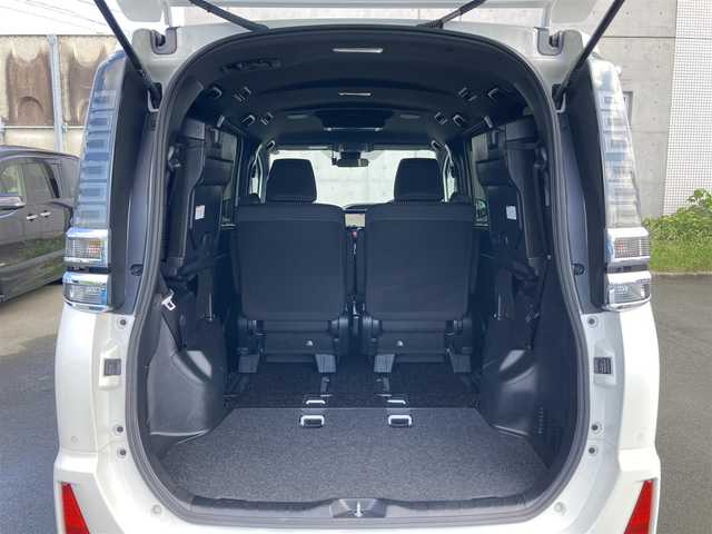 トヨタ ヴォクシー ZS 煌Ⅱ 静岡県 2020(令2)年 1.1万km ホワイトパールクリスタルシャイン セーフティセンス/純正9型SDナビ（NSZT-Y68T）/   AM FM CD DVD Bluetooth SD SDREC/フルセグTV/バックカメラ/ETC/純正12.1型後席ディスプレイ/両側パワースライドドア/クルーズコントロール/前後クリアランスソナー/LEDヘッドライト/ウォークスルー/リアロールサンシェード/純正フロアマット/純正アルミホイール/スマートキー×2本/ドライブレコーダー