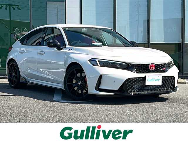 ホンダ シビック タイプR 岐阜県 2024(令6)年 0.7万km チャンピオンシップホワイト 登録時走行距離7069km/ワンオーナー/純正ディスプレイオーディオ/フルセグテレビ/バックカメラ/Blue tooth・USB入力端子/ビルトインＥＴＣ２．０/ホンダセンシング/衝突軽減ブレーキ（CMBS）/歩行者事故低減ステアリング/路外逸脱抑制機能/車線維持支援システム（LKAS）/先行車発進お知らせ機能/標識認識機能/ブラインドスポットモニター/ＬＥＤヘッドライト/オートライト/コーナーセンサー前後/ドライブレコーダー前後/レーダークルーズコントロール/レーンキープアシスト/横滑り防止装置/レーダー探知機/純正19アルミホイール/EBD（電子制御制動力配分システム）付ABS /運転席用＆助手席用i-SRSエアバッグシステム/カーテンエアバッグ/布系シート/フルフラットシート/純正フロアマット/プッシュスタート/スマートキー/６ＭＴ/ホンダカーボンリアスポイラー