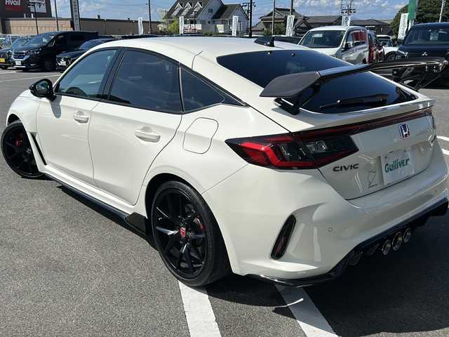ホンダ シビック タイプR 岐阜県 2024(令6)年 0.7万km チャンピオンシップホワイト 登録時走行距離7069km/ワンオーナー/純正ディスプレイオーディオ/フルセグテレビ/バックカメラ/Blue tooth・USB入力端子/ビルトインＥＴＣ２．０/ホンダセンシング/衝突軽減ブレーキ（CMBS）/歩行者事故低減ステアリング/路外逸脱抑制機能/車線維持支援システム（LKAS）/先行車発進お知らせ機能/標識認識機能/ブラインドスポットモニター/ＬＥＤヘッドライト/オートライト/コーナーセンサー前後/ドライブレコーダー前後/レーダークルーズコントロール/レーンキープアシスト/横滑り防止装置/レーダー探知機/純正19アルミホイール/EBD（電子制御制動力配分システム）付ABS /運転席用＆助手席用i-SRSエアバッグシステム/カーテンエアバッグ/布系シート/フルフラットシート/純正フロアマット/プッシュスタート/スマートキー/６ＭＴ/ホンダカーボンリアスポイラー