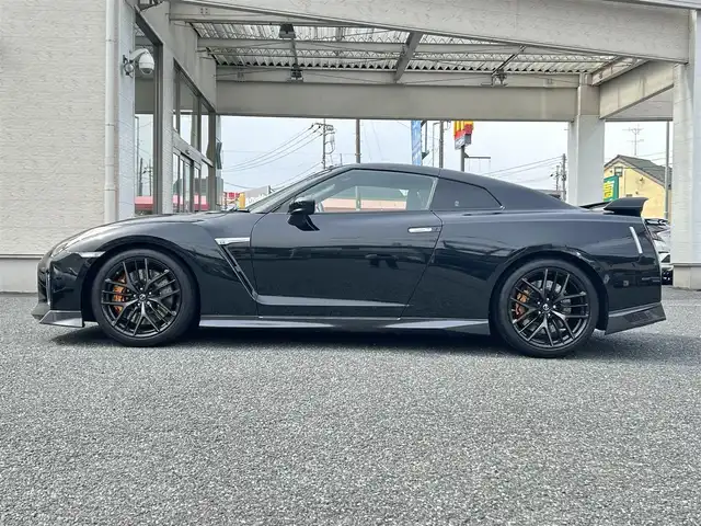 日産 ＧＴ－Ｒ ブラックエディション 埼玉県 2020(令2)年 0.1万km メテオフレークブラックパール ・登録時走行距離566KM/・ガレージ保管　禁煙車/・ディーラー点検記録R２：４：５年有　/・赤/黒コンビレカロレザーシート　/・シートヒーター/・パワーシート/・純正ナビフルセグTV　アップカープレイ　/・バックカメラ　/・ETC　/・BOSEサウンド　/・ブレンボブレーキキャリパー/・PVガラス/・パドルシフト/・クルーズコントロール/・360°ドライブレコーダー/・F255/40ZR20/・R285/35ZRF20/・保証書