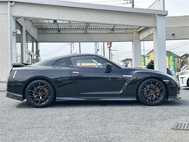 日産 ＧＴ－Ｒ ブラックエディション 埼玉県 2020(令2)年 0.1万km メテオフレークブラックパール ・登録時走行距離566KM/・ガレージ保管　禁煙車/・ディーラー点検記録R２：４：５年有　/・赤/黒コンビレカロレザーシート　/・シートヒーター/・パワーシート/・純正ナビフルセグTV　アップカープレイ　/・バックカメラ　/・ETC　/・BOSEサウンド　/・ブレンボブレーキキャリパー/・PVガラス/・パドルシフト/・クルーズコントロール/・360°ドライブレコーダー/・F255/40ZR20/・R285/35ZRF20/・保証書