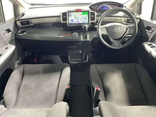 ホンダ フリード G ジャストセレクション 神奈川県 2013(平25)年 3万km プレミアムスパークルブラックパール 社外9型メモリーナビゲーション【AVN-ZX02i】/フルセグ　SD　CD DVD/フリップダウンモニター/両側電動スライドドア/シートリフター/社外ETC/プッシュスタート/スマートキー/社外15インチアルミホイール/HIDヘッドライト/オートライト/スペアキー