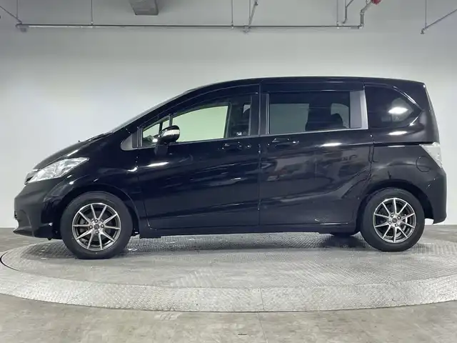 ホンダ フリード G ジャストセレクション 神奈川県 2013(平25)年 3万km プレミアムスパークルブラックパール 社外9型メモリーナビゲーション【AVN-ZX02i】/フルセグ　SD　CD DVD/フリップダウンモニター/両側電動スライドドア/シートリフター/社外ETC/プッシュスタート/スマートキー/社外15インチアルミホイール/HIDヘッドライト/オートライト/スペアキー