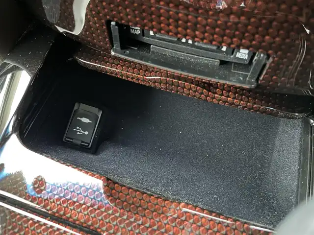 トヨタ クラウン ロイヤル ロイヤルサルーン i－Four 富山県 2016(平28)年 3万km ブラック ワンオーナー/4WD/純正SDナビ（FM/AM/CD/DVD/BD/BT/AUX）/フルセグTV/バックカメラ/社外AW付冬タイヤ車載/プリクラッシュセーフティシステム/レーダークルーズコントロール/レーンキープアシスト/前席パワーシート/プッシュスタート/スマートキー/スペアキー1本/ビルトインETC/純正フロアマット/純正16インチAW/LEDヘッドライト/オートマチックハイビーム/フォグランプ/横滑り防止装置/盗難防止装置/オートワイパー/電格ミラー/革巻きステアリング/ステアリングスイッチ/取扱説明書/保証書