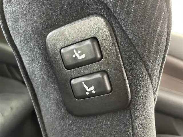 トヨタ クラウン ロイヤル ロイヤルサルーン i－Four 富山県 2016(平28)年 3万km ブラック ワンオーナー/4WD/純正SDナビ（FM/AM/CD/DVD/BD/BT/AUX）/フルセグTV/バックカメラ/社外AW付冬タイヤ車載/プリクラッシュセーフティシステム/レーダークルーズコントロール/レーンキープアシスト/前席パワーシート/プッシュスタート/スマートキー/スペアキー1本/ビルトインETC/純正フロアマット/純正16インチAW/LEDヘッドライト/オートマチックハイビーム/フォグランプ/横滑り防止装置/盗難防止装置/オートワイパー/電格ミラー/革巻きステアリング/ステアリングスイッチ/取扱説明書/保証書