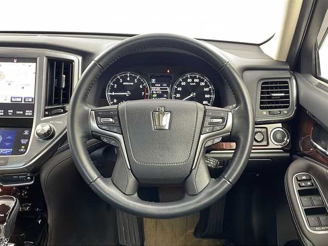 トヨタ クラウン ロイヤル ロイヤルサルーン i－Four 栃木県 2016(平28)年 3万km ブラック ワンオーナー/4WD/純正SDナビ/・CD/DVD/BD/BT/AUX/フルセグTV/バックカメラ/社外AW付冬タイヤ車載/プリクラッシュセーフティシステム/レーダークルーズコントロール/レーンキープアシスト/前席パワーシート/ビルトインETC/LEDヘッドライト/オートマチックハイビーム/フォグランプ/革巻きステアリング/ステアリングスイッチ/純正フロアマット/純正16インチAW/プッシュスタート/スマートキー×２/取扱説明書/保証書