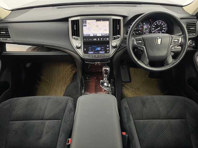 トヨタ クラウン ロイヤル ロイヤルサルーン i－Four 栃木県 2016(平28)年 3万km ブラック ワンオーナー/4WD/純正SDナビ/・CD/DVD/BD/BT/AUX/フルセグTV/バックカメラ/社外AW付冬タイヤ車載/プリクラッシュセーフティシステム/レーダークルーズコントロール/レーンキープアシスト/前席パワーシート/ビルトインETC/LEDヘッドライト/オートマチックハイビーム/フォグランプ/革巻きステアリング/ステアリングスイッチ/純正フロアマット/純正16インチAW/プッシュスタート/スマートキー×２/取扱説明書/保証書