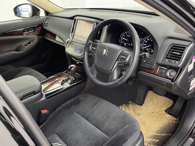 トヨタ クラウン ロイヤル ロイヤルサルーン i－Four 栃木県 2016(平28)年 3万km ブラック ワンオーナー/4WD/純正SDナビ/・CD/DVD/BD/BT/AUX/フルセグTV/バックカメラ/社外AW付冬タイヤ車載/プリクラッシュセーフティシステム/レーダークルーズコントロール/レーンキープアシスト/前席パワーシート/ビルトインETC/LEDヘッドライト/オートマチックハイビーム/フォグランプ/革巻きステアリング/ステアリングスイッチ/純正フロアマット/純正16インチAW/プッシュスタート/スマートキー×２/取扱説明書/保証書