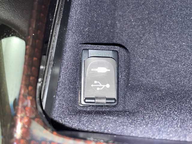 トヨタ クラウン ロイヤル ロイヤルサルーン i－Four 栃木県 2016(平28)年 3万km ブラック ワンオーナー/4WD/純正SDナビ/・CD/DVD/BD/BT/AUX/フルセグTV/バックカメラ/社外AW付冬タイヤ車載/プリクラッシュセーフティシステム/レーダークルーズコントロール/レーンキープアシスト/前席パワーシート/ビルトインETC/LEDヘッドライト/オートマチックハイビーム/フォグランプ/革巻きステアリング/ステアリングスイッチ/純正フロアマット/純正16インチAW/プッシュスタート/スマートキー×２/取扱説明書/保証書