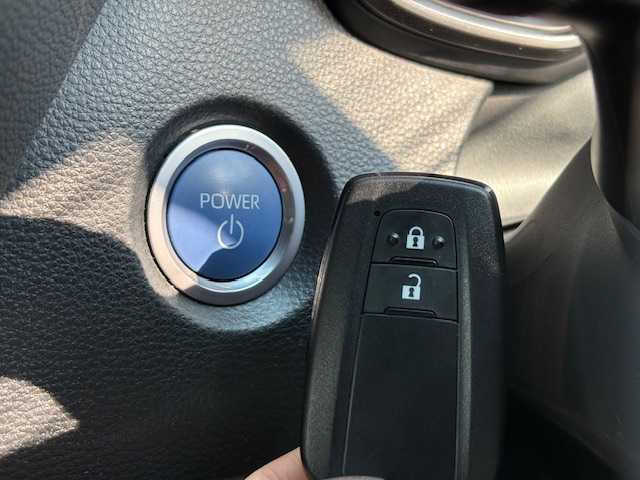 トヨタ カローラツーリング ハイブリッド ダブルバイビー 大阪府 2021(令3)年 4.4万km ブラックマイカ 純正9型ディスプレイオーディオナビ/バックカメラ/フルセグ/ブラインドスポットモニター/トヨタセーフティセンス/シートヒーター/ステアリングヒーター/ハーフレザーシート/純正アルミホイール/ビルトインETC/LEDヘッドライト/プッシュスタート/スマートキー