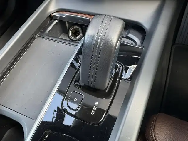 ボルボ ＸＣ６０ B5 AWD モーメンタム 石川県 2021(令3)年 1.7万km オニキスブラックP 茶革シート /シートヒーター /衝突軽減ブレーキ /アダプティブクルーズコントロール /ブラインドスポットモニター /純正ナビ フルセグTV /360カメラ /クリアランスソナー /電動リアゲート /ヘッドアップディスプレイ