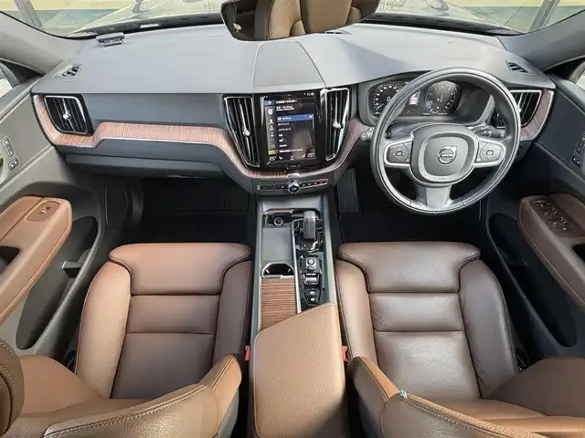 ボルボ ＸＣ６０ B5 AWD モーメンタム 石川県 2021(令3)年 1.7万km オニキスブラックP 茶革シート /シートヒーター /衝突軽減ブレーキ /アダプティブクルーズコントロール /ブラインドスポットモニター /純正ナビ フルセグTV /360カメラ /クリアランスソナー /電動リアゲート /ヘッドアップディスプレイ