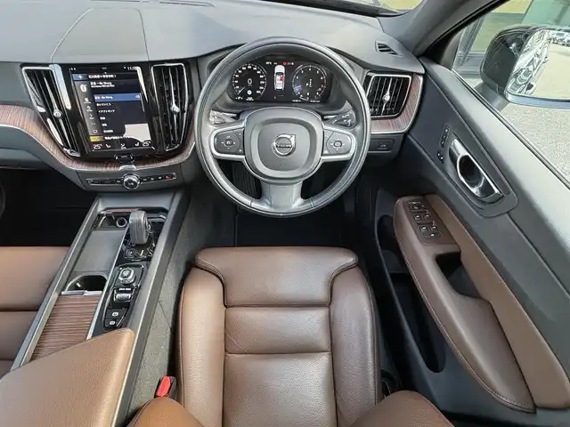 ボルボ ＸＣ６０ B5 AWD モーメンタム 石川県 2021(令3)年 1.7万km オニキスブラックP 茶革シート /シートヒーター /衝突軽減ブレーキ /アダプティブクルーズコントロール /ブラインドスポットモニター /純正ナビ フルセグTV /360カメラ /クリアランスソナー /電動リアゲート /ヘッドアップディスプレイ