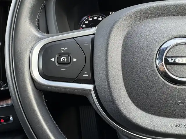 ボルボ ＸＣ６０ B5 AWD モーメンタム 石川県 2021(令3)年 1.7万km オニキスブラックP 茶革シート /シートヒーター /衝突軽減ブレーキ /アダプティブクルーズコントロール /ブラインドスポットモニター /純正ナビ フルセグTV /360カメラ /クリアランスソナー /電動リアゲート /ヘッドアップディスプレイ