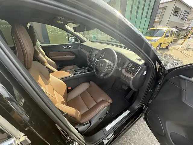 ボルボ ＸＣ６０ B5 AWD モーメンタム 石川県 2021(令3)年 1.7万km オニキスブラックP 茶革シート /シートヒーター /衝突軽減ブレーキ /アダプティブクルーズコントロール /ブラインドスポットモニター /純正ナビ フルセグTV /360カメラ /クリアランスソナー /電動リアゲート /ヘッドアップディスプレイ