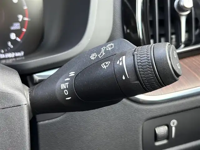 ボルボ ＸＣ６０ B5 AWD モーメンタム 石川県 2021(令3)年 1.7万km オニキスブラックP 茶革シート /シートヒーター /衝突軽減ブレーキ /アダプティブクルーズコントロール /ブラインドスポットモニター /純正ナビ フルセグTV /360カメラ /クリアランスソナー /電動リアゲート /ヘッドアップディスプレイ