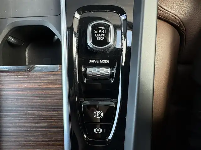 ボルボ ＸＣ６０ B5 AWD モーメンタム 石川県 2021(令3)年 1.7万km オニキスブラックP 茶革シート /シートヒーター /衝突軽減ブレーキ /アダプティブクルーズコントロール /ブラインドスポットモニター /純正ナビ フルセグTV /360カメラ /クリアランスソナー /電動リアゲート /ヘッドアップディスプレイ