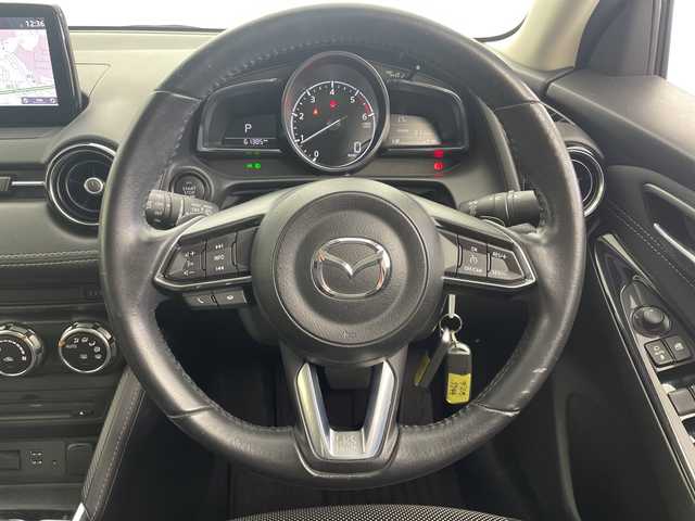 マツダ デミオ XD ツーリング 愛知県 2017(平29)年 6.2万km スノーフレイクホワイトパールマイカ 純正マツダコネクトナビ・フルセグTV/CD・DVD・Bluetooth再生/バックカメラ/純正LEDヘッドライト/ブラインドスポットモニター/ヘッドアップディスプレイ/ドライブレコーダー/社外１７インチAW/ローダウン/Greddyマフラー/セーフティパッケージ