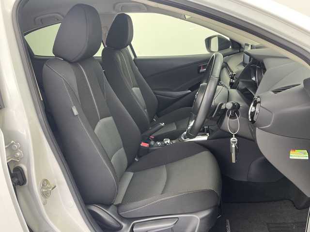 マツダ デミオ XD ツーリング 愛知県 2017(平29)年 6.2万km スノーフレイクホワイトパールマイカ 純正マツダコネクトナビ・フルセグTV/CD・DVD・Bluetooth再生/バックカメラ/純正LEDヘッドライト/ブラインドスポットモニター/ヘッドアップディスプレイ/ドライブレコーダー/社外１７インチAW/ローダウン/Greddyマフラー/セーフティパッケージ