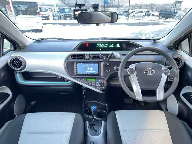 トヨタ アクア S 道央・札幌 2012(平24)年 10.1万km シルバーM 寒冷地仕様/社外ディスプレイオーディオ/AM/FM/BT/横滑り防止装置/バックカメラ/ETC/ドライブレコーダー/ECOMODE/EVMODE/ワイパーデアイサー/ステアリングリモコン/プッシュスタート/スマートキー/LEDヘッドライト/オートライト/ヘッドライトレベライザー/電動格納ミラー/ウィンカーミラー/純正フロアマット/ドアバイザー