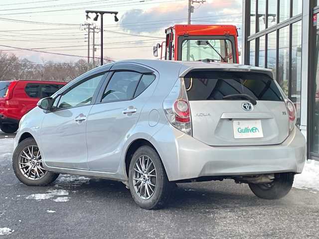 トヨタ アクア S 道央・札幌 2012(平24)年 10.1万km シルバーM 寒冷地仕様/社外ディスプレイオーディオ/AM/FM/BT/横滑り防止装置/バックカメラ/ETC/ドライブレコーダー/ECOMODE/EVMODE/ワイパーデアイサー/ステアリングリモコン/プッシュスタート/スマートキー/LEDヘッドライト/オートライト/ヘッドライトレベライザー/電動格納ミラー/ウィンカーミラー/純正フロアマット/ドアバイザー