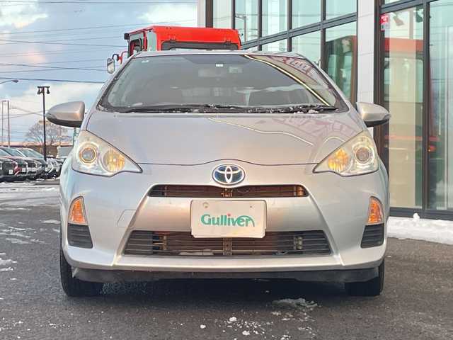 トヨタ アクア S 道央・札幌 2012(平24)年 10.1万km シルバーM 寒冷地仕様/社外ディスプレイオーディオ/AM/FM/BT/横滑り防止装置/バックカメラ/ETC/ドライブレコーダー/ECOMODE/EVMODE/ワイパーデアイサー/ステアリングリモコン/プッシュスタート/スマートキー/LEDヘッドライト/オートライト/ヘッドライトレベライザー/電動格納ミラー/ウィンカーミラー/純正フロアマット/ドアバイザー