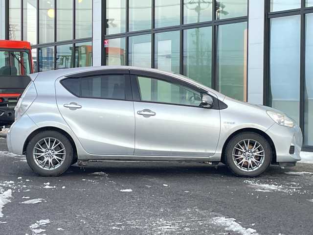 トヨタ アクア S 道央・札幌 2012(平24)年 10.1万km シルバーM 寒冷地仕様/社外ディスプレイオーディオ/AM/FM/BT/横滑り防止装置/バックカメラ/ETC/ドライブレコーダー/ECOMODE/EVMODE/ワイパーデアイサー/ステアリングリモコン/プッシュスタート/スマートキー/LEDヘッドライト/オートライト/ヘッドライトレベライザー/電動格納ミラー/ウィンカーミラー/純正フロアマット/ドアバイザー