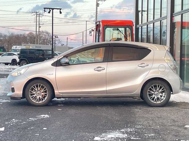 トヨタ アクア S 道央・札幌 2012(平24)年 10.1万km シルバーM 寒冷地仕様/社外ディスプレイオーディオ/AM/FM/BT/横滑り防止装置/バックカメラ/ETC/ドライブレコーダー/ECOMODE/EVMODE/ワイパーデアイサー/ステアリングリモコン/プッシュスタート/スマートキー/LEDヘッドライト/オートライト/ヘッドライトレベライザー/電動格納ミラー/ウィンカーミラー/純正フロアマット/ドアバイザー