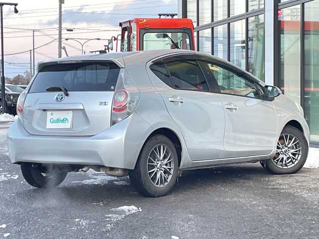 トヨタ アクア S 道央・札幌 2012(平24)年 10.1万km シルバーM 寒冷地仕様/社外ディスプレイオーディオ/AM/FM/BT/横滑り防止装置/バックカメラ/ETC/ドライブレコーダー/ECOMODE/EVMODE/ワイパーデアイサー/ステアリングリモコン/プッシュスタート/スマートキー/LEDヘッドライト/オートライト/ヘッドライトレベライザー/電動格納ミラー/ウィンカーミラー/純正フロアマット/ドアバイザー