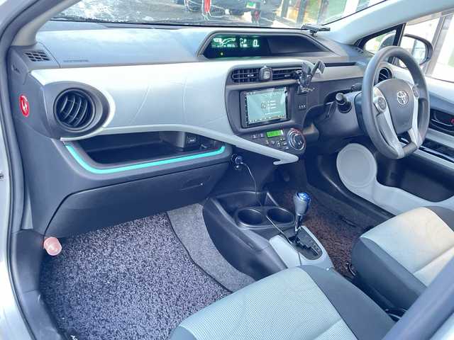 トヨタ アクア S 道央・札幌 2012(平24)年 10.1万km シルバーM 寒冷地仕様/社外ディスプレイオーディオ/AM/FM/BT/横滑り防止装置/バックカメラ/ETC/ドライブレコーダー/ECOMODE/EVMODE/ワイパーデアイサー/ステアリングリモコン/プッシュスタート/スマートキー/LEDヘッドライト/オートライト/ヘッドライトレベライザー/電動格納ミラー/ウィンカーミラー/純正フロアマット/ドアバイザー