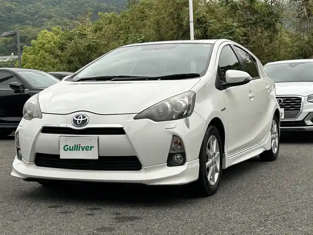 トヨタ アクア G 長崎県 2013(平25)年 8.2万km ホワイトパールクリスタルシャイン ワンオーナー/純正SDナビ（BT/フルセグ/FM/AM）/ステアリングリモコン/革巻きステアリング/プッシュスタート/スマートキー/純正フロアマット/純正１５インチアルミホイール/純正フルエアロ/電格ミラー/盗難防止システム/SRSエアバッグ/純正LEDヘッドライト/取説/ナビ取説/記録簿