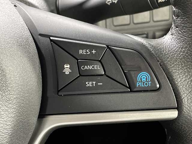 日産 セレナ ハイウェイスター Vセレクション 神奈川県 2018(平30)年 3万km マルーンレッド 純正9型ワイドSDナビゲーション/フルセグ/CD/DVD/HDMI/SD/AUX/純正後席フリップダウンモニター/アラウンドビューモニター/両側パワースライドドア/プロパイロット/クルーズコントロール/セーフティパックB/パーキングセンサー/インテリジェントエマージェンシーブレーキ/車線逸脱警報システム/電子パーキングブレーキ/オートホールド/インテリジェントキー/アイドリングストップ/デジタルインナーミラー/ビルトインETC/社外前後ドラレコ/二列目三列目USBソケット/サンシェード/ハイビームアシスト/LEDヘッドライト/オートライト/フォグライト