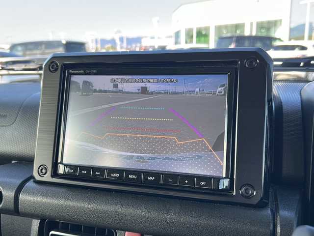 スズキ ジムニー XC 佐賀県 2023(令5)年 1.7万km ピュアホワイトP ワンオーナー/5速マニュアルミッション/パートタイム４WD/純正8インチメモリーナビゲーション/・フルセグTV/CD/DVD/SD/USB/Bluetooth/バックカメラ/前後ドライブレコーダー/ビルトインETC/ミラーヒーター/DN席シートヒーター/ISOFIX対応/革巻きステアリング/ステアリングリモコン/社外センターコンソール/純正16インチアルミホイール/純正LEDヘッドライト/・オートマチックハイビーム/純正フォグランプ/純正フロアマット/純正ドアバイザ―/新車保証書/取扱説明書/クルーズコントロール/デュアルセンサーブレーキサポート/車線逸脱警報機能