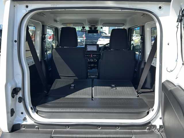 スズキ ジムニー XC 佐賀県 2023(令5)年 1.7万km ピュアホワイトP ワンオーナー/5速マニュアルミッション/パートタイム４WD/純正8インチメモリーナビゲーション/・フルセグTV/CD/DVD/SD/USB/Bluetooth/バックカメラ/前後ドライブレコーダー/ビルトインETC/ミラーヒーター/DN席シートヒーター/ISOFIX対応/革巻きステアリング/ステアリングリモコン/社外センターコンソール/純正16インチアルミホイール/純正LEDヘッドライト/・オートマチックハイビーム/純正フォグランプ/純正フロアマット/純正ドアバイザ―/新車保証書/取扱説明書/クルーズコントロール/デュアルセンサーブレーキサポート/車線逸脱警報機能