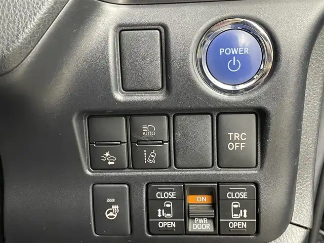 トヨタ エスクァイア ハイブリッド Gi プレミアムパッケージ ブラックテーラード 埼玉県 2019(令1)年 5.9万km ブラック アルパイン11インチナビ/フルセグテレビ/CD/DVD/BT/HDMI/バックカメラ/ETC/アルパイン11インチフリップダウン/クルーズコントロール/トヨタセーフティセンス/プリクラッシュセーフティー/LEDライト/LEDフォグ/オートハイビーム/クリアランスソナー/ハーフレザーシート/シートヒーター（F/R）/ステアリングリモコン/ウッドコンビステアリング