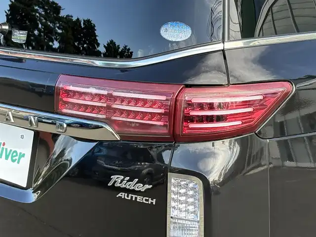日産 エルグランド ライダー 黒本革 パワーシート 岩手県 2010(平22)年 8.1万km ファントムブラック 4WD/ツインサンルーフ/社外エアロ/社外足回り/社外テールランプ/スポーツマフラー（車検適合）/純正フリップダウンモニター/パワーバックドア/両側パワースライドドア/日産メーカーナビ/全周囲カメラ/前席シートヒーター/〇プッシュスタート/〇ドアバイザー/〇フロアマット/〇電動格納ミラー/オートライト/フォグライト/ETC/前方ドライブレコーダー/スペアキー（1本）