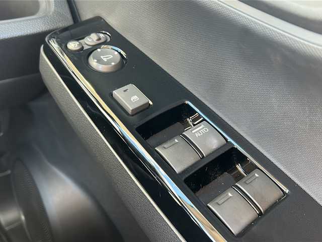 ホンダ Ｎ ＯＮＥ オリジナル 静岡県 2024(令6)年 0.7万km フィヨルドミストパール 社外ディスプレイオーディオ/・CD/・DVD/・Bluetooth/・USB/・AM/・FM/主要装備/・衝突軽減/・レーンキープ/・追従クルコン/・コーナーセンサー後/・バックカメラ/・ドラレコ前後/・ETC/・ステリモ/・電動パーキングブレーキ/・オートホールド/・LEDヘッドライト/・オートライト/・純正フロアマット/・スマートキー/・プッシュスタート