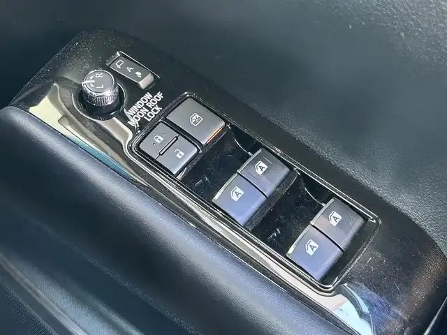 トヨタ アルファードハイブリット SR Cパッケージ 大阪府 2018(平30)年 5.9万km ホワイトパールクリスタルシャイン Toyota Safety Sence/・プリクラッシュセーフティ/・レーントレーシングアシスト/・レーダークルーズコントロール（全車速追従機能付）/・アダプティブハイビームシステム/・ロードサインアシスト/・インテリジェントクリアランスソナー/TRDエアロ（F・S・R）/サンルーフ/JBLプレミアムサウンドシステム/純正フリップダウンモニター/純正メーカーオプションナビ/　CD/DVD/BT/フルセグTV/バック・フロント・サイドカメラ/両側パワースライドドア/パワーバックドア/オートLEDヘッドライト/フォグランプ/レザーシート/パワーシート（D席のみメモリ付き）/エアーシート・シートヒーター/オットマン/純正19インチアルミホイール/ブラインドスポットモニター/スマートキー/ビルトインETC2.0/デジタルインナーミラー/フロアマット