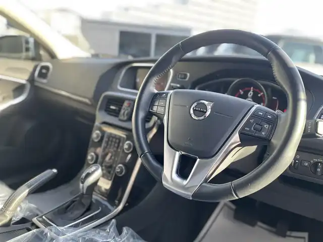 ボルボ Ｖ４０ D4 モメンタム 栃木県 2018(平30)年 5.6万km アイスホワイト 純正HDDナビ/(AM/FM/CD/DVD/HDD/Bluetooth)/アダプティブクルーズコントロール /衝突被害軽減ブレーキ /レーンキーピング /ブラインドスポットインフォメーション /バックカメラ /シートヒーター /パワーシート /ETC /保証書/取扱説明書/スペアキー