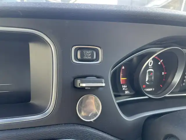 ボルボ Ｖ４０ D4 モメンタム 栃木県 2018(平30)年 5.6万km アイスホワイト 純正HDDナビ/(AM/FM/CD/DVD/HDD/Bluetooth)/アダプティブクルーズコントロール /衝突被害軽減ブレーキ /レーンキーピング /ブラインドスポットインフォメーション /バックカメラ /シートヒーター /パワーシート /ETC /保証書/取扱説明書/スペアキー