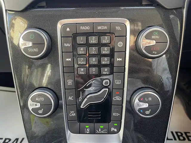 ボルボ Ｖ４０ D4 モメンタム 栃木県 2018(平30)年 5.6万km アイスホワイト 純正HDDナビ/(AM/FM/CD/DVD/HDD/Bluetooth)/アダプティブクルーズコントロール /衝突被害軽減ブレーキ /レーンキーピング /ブラインドスポットインフォメーション /バックカメラ /シートヒーター /パワーシート /ETC /保証書/取扱説明書/スペアキー