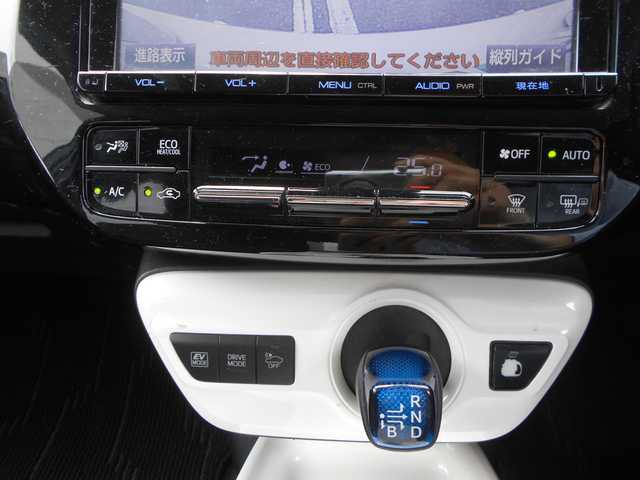 トヨタ プリウス A プレミアム 愛知県 2016(平28)年 5.4万km ホワイトパールクリスタルシャイン トヨタセーフティセンス/ BSM/LDA/AHB/IPA/ICS/レーダークルーズコントロール/純正９インチSDナビ・DVD/Bluetooth/DVD/フルセグテレビ/バックカメラ/スマートキー×2ケ/プッシュスタート/ビルトインETC/LEDヘッドライト/オートライト/純正フロアマット/純正アルミホイル
