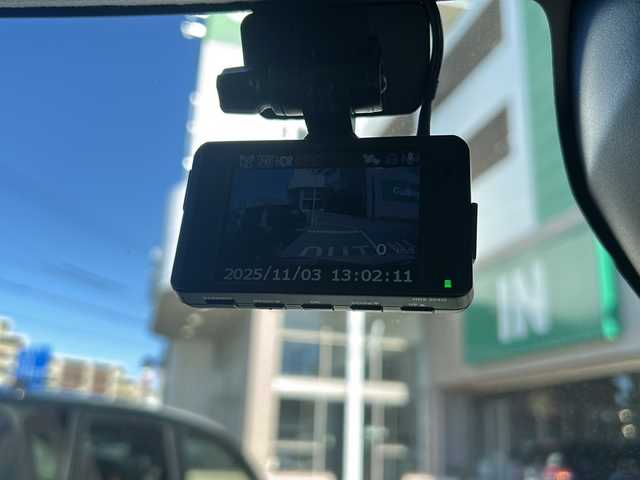 ダイハツ タント ファンクロスターボ 静岡県 2023(令5)年 1.2万km ブラックマイカメタリック/サンドベージュメタリック 社外メモリナビ/・CD/・DVD/・フルセグＴＶ/・Bluetooth/・AM/・FM/主要装備/・両側パワスラ/・衝突軽減/・レーンキープ/・コーナーセンサー前後/・バックカメラ/・ETC/・ドラレコ前/・シートヒーターD/N席/・ステリモ/・電動パーキングブレーキ/・オートホールド/・LEDヘッドライト/・オートライト/・オートハイビーム/・フォグランプ/・社外フロアマット/・純正フアルミホイール/・スペアキー1本