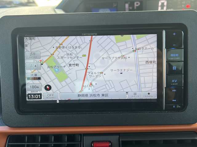 ダイハツ タント ファンクロスターボ 静岡県 2023(令5)年 1.2万km ブラックマイカメタリック/サンドベージュメタリック 社外メモリナビ/・CD/・DVD/・フルセグＴＶ/・Bluetooth/・AM/・FM/主要装備/・両側パワスラ/・衝突軽減/・レーンキープ/・コーナーセンサー前後/・バックカメラ/・ETC/・ドラレコ前/・シートヒーターD/N席/・ステリモ/・電動パーキングブレーキ/・オートホールド/・LEDヘッドライト/・オートライト/・オートハイビーム/・フォグランプ/・社外フロアマット/・純正フアルミホイール/・スペアキー1本