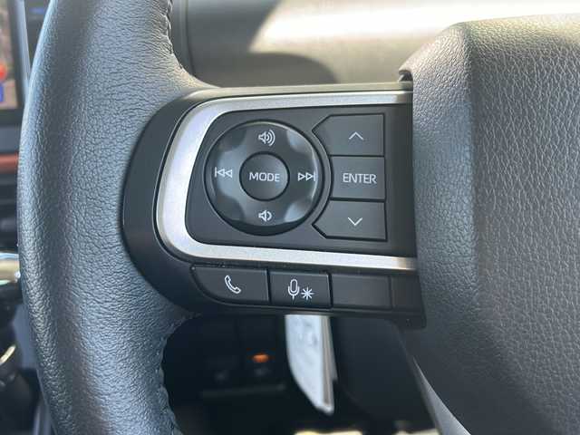 ダイハツ タント ファンクロスターボ 静岡県 2023(令5)年 1.2万km ブラックマイカメタリック/サンドベージュメタリック 社外メモリナビ/・CD/・DVD/・フルセグＴＶ/・Bluetooth/・AM/・FM/主要装備/・両側パワスラ/・衝突軽減/・レーンキープ/・コーナーセンサー前後/・バックカメラ/・ETC/・ドラレコ前/・シートヒーターD/N席/・ステリモ/・電動パーキングブレーキ/・オートホールド/・LEDヘッドライト/・オートライト/・オートハイビーム/・フォグランプ/・社外フロアマット/・純正フアルミホイール/・スペアキー1本