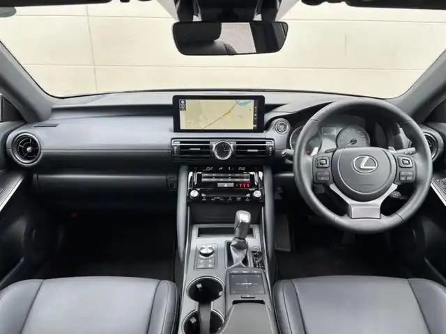 レクサス ＩＳ 300 茨城県 2023(令5)年 0.6万km グラファイトブラックガラスフレーク ワンオーナー/純正メモリナビ(AM/FM/TV/Miracast/BT/CD/DVD)/バックカメラ/追従型クルーズコントロール/ETC2.0/3眼LEDヘッドライト/レザーシート/パワーシート(D/N席)/電動リアゲート/純正アルミホイール/ブラインドスポットモニター/レクサスセーフティシステムプラス/・プリクラッシュセーフティ/・レーントレーシング/・オートマチックハイビーム/・レーダークルーズコントロール/・ロードサインアシスト/・先行車発進告知機能/・ドライバー異常時対応システム/パワーステアリング/オートライト/パドルシフト