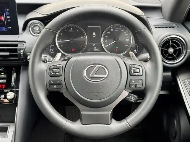 レクサス ＩＳ 300 茨城県 2023(令5)年 0.6万km グラファイトブラックガラスフレーク ワンオーナー/純正メモリナビ(AM/FM/TV/Miracast/BT/CD/DVD)/バックカメラ/追従型クルーズコントロール/ETC2.0/3眼LEDヘッドライト/レザーシート/パワーシート(D/N席)/電動リアゲート/純正アルミホイール/ブラインドスポットモニター/レクサスセーフティシステムプラス/・プリクラッシュセーフティ/・レーントレーシング/・オートマチックハイビーム/・レーダークルーズコントロール/・ロードサインアシスト/・先行車発進告知機能/・ドライバー異常時対応システム/パワーステアリング/オートライト/パドルシフト